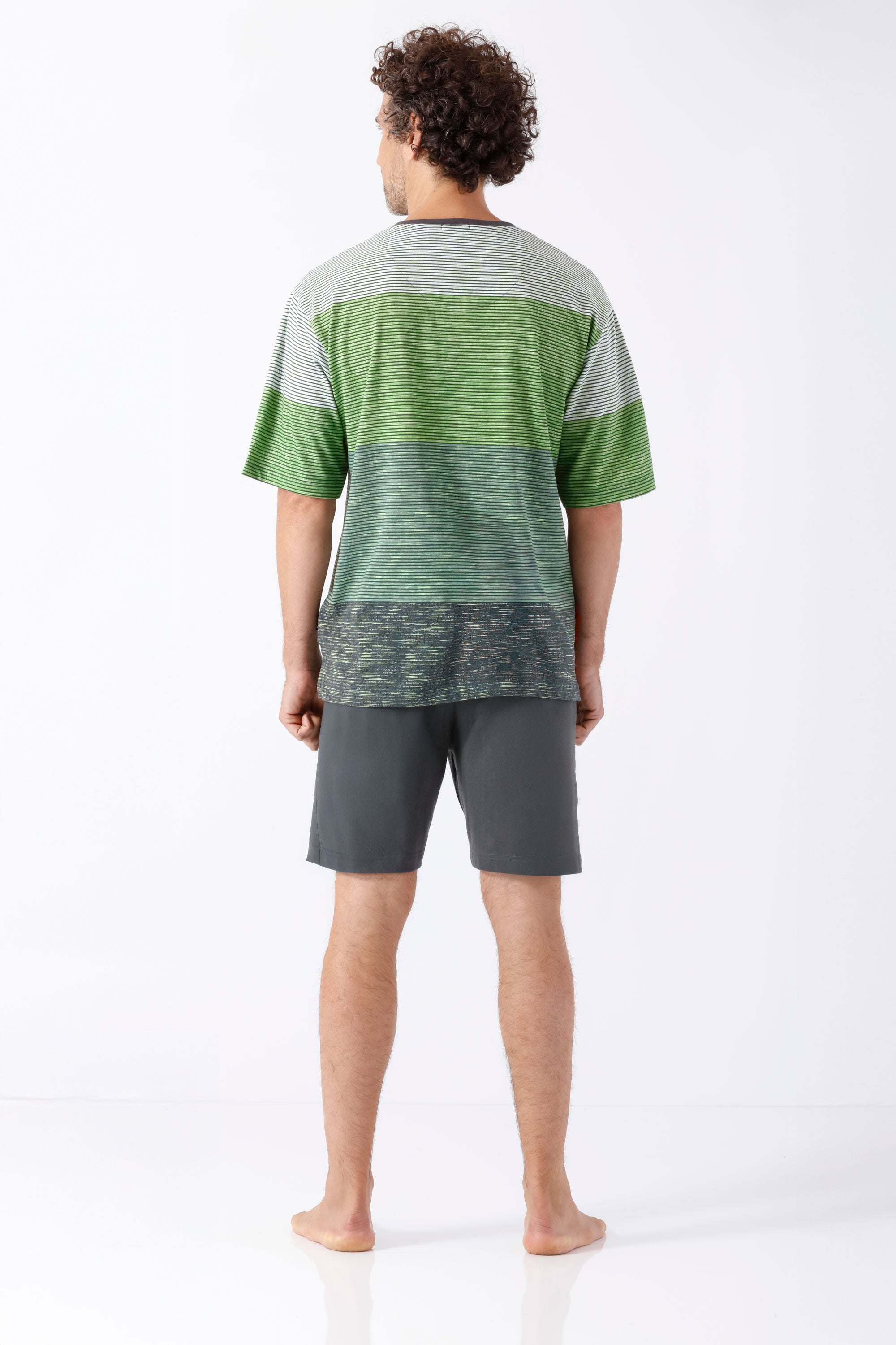 Mann in grün-grauem gestreiftem Klima-Light Shorty Schlafanzug