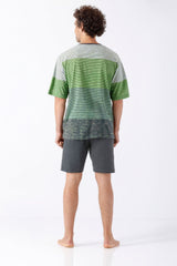 Mann in grün-grauem gestreiftem Klima-Light Shorty Schlafanzug