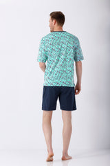 Mann in türkis-schwarzem Hemd und blauen Shorts, Herren Schlafanzug Shorty Klima-Light