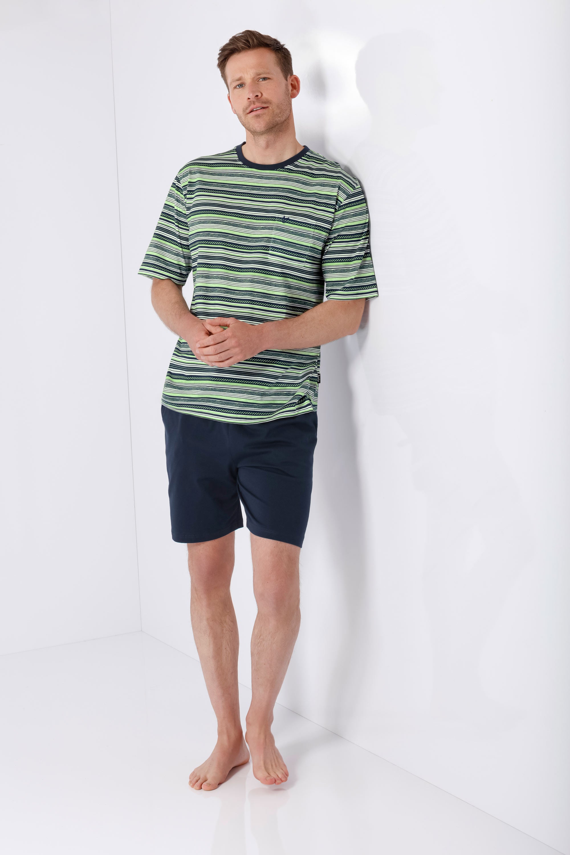 Herren Schlafanzug Shorty Premium Cotton: grün-navy gestreiftes Oberteil mit Shorts