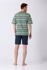 Herren Schlafanzug Shorty Premium Cotton: Mann in grün-navy gestreiftem T-Shirt und Shorts