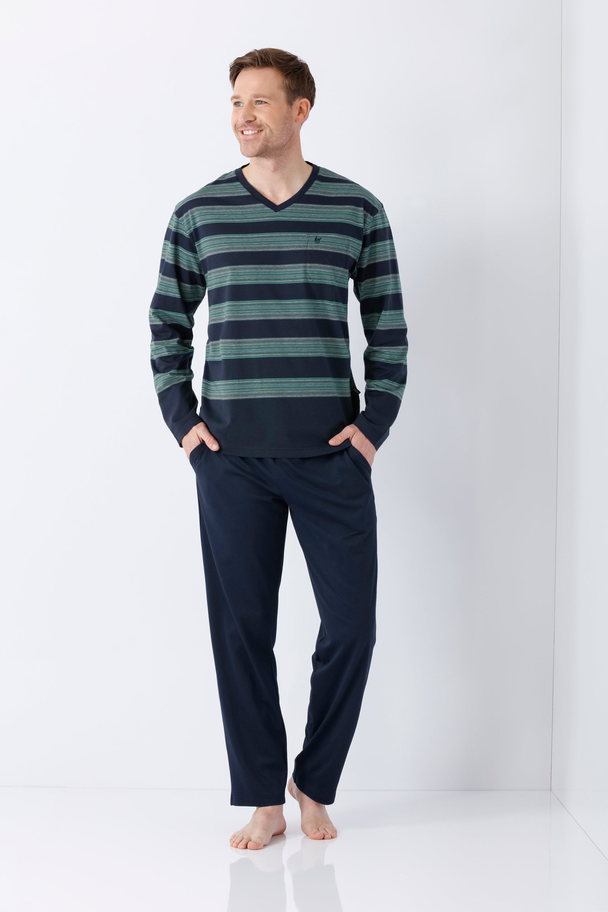 Herren schlafanzug klima komfort mit dunkelgrünem und marineblau gestreiftem v ausschnitt und passenden marineblauen hosen
