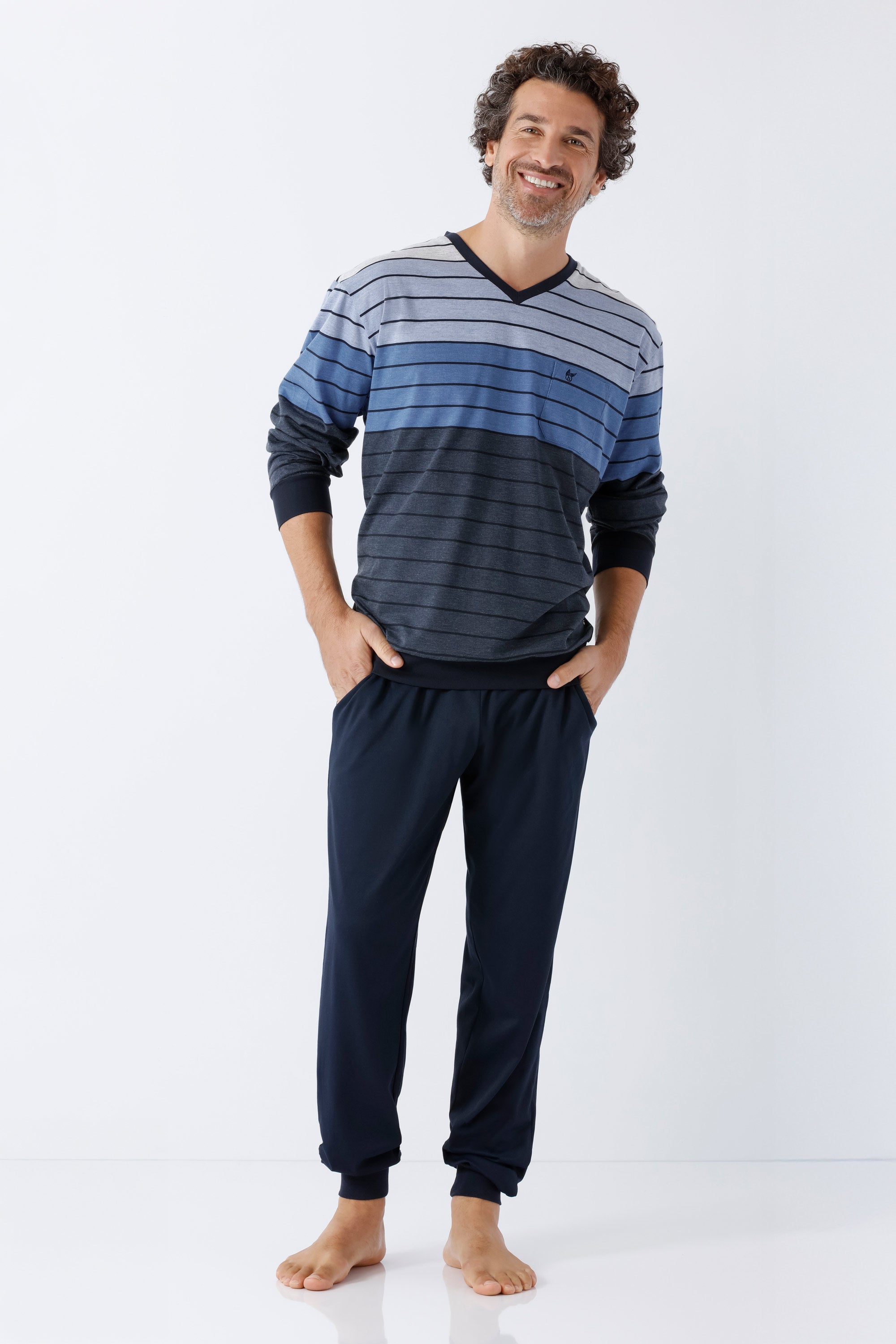 Herren schlafanzug klima komfort® mit navyblau-grau gestreiftem langarmshirt und v-ausschnitt für komfortables schlafen