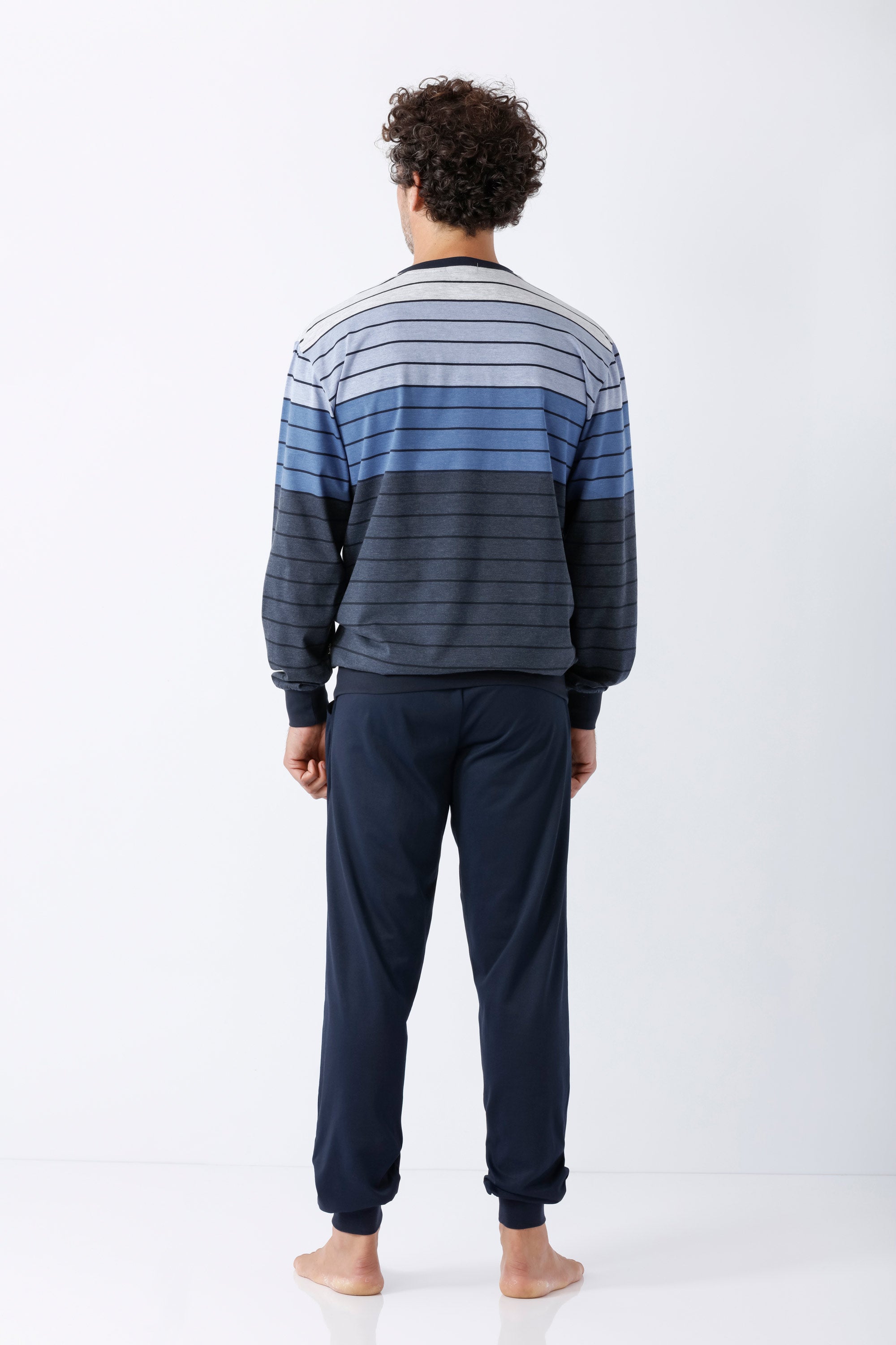 Herren schlafanzug mit blau-grau gestreiftem klima komfort® langarmoberteil und dunkelblauer hose