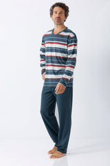 Mann trägt herren schlafanzug klima komfort mit navyblau weiß rot gestreiftem langarmshirt und passenden dunklen hosen