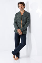 Dunkelgrünes herren schlafanzug pyjama premium cotton mit dezenter geometrischer musterung