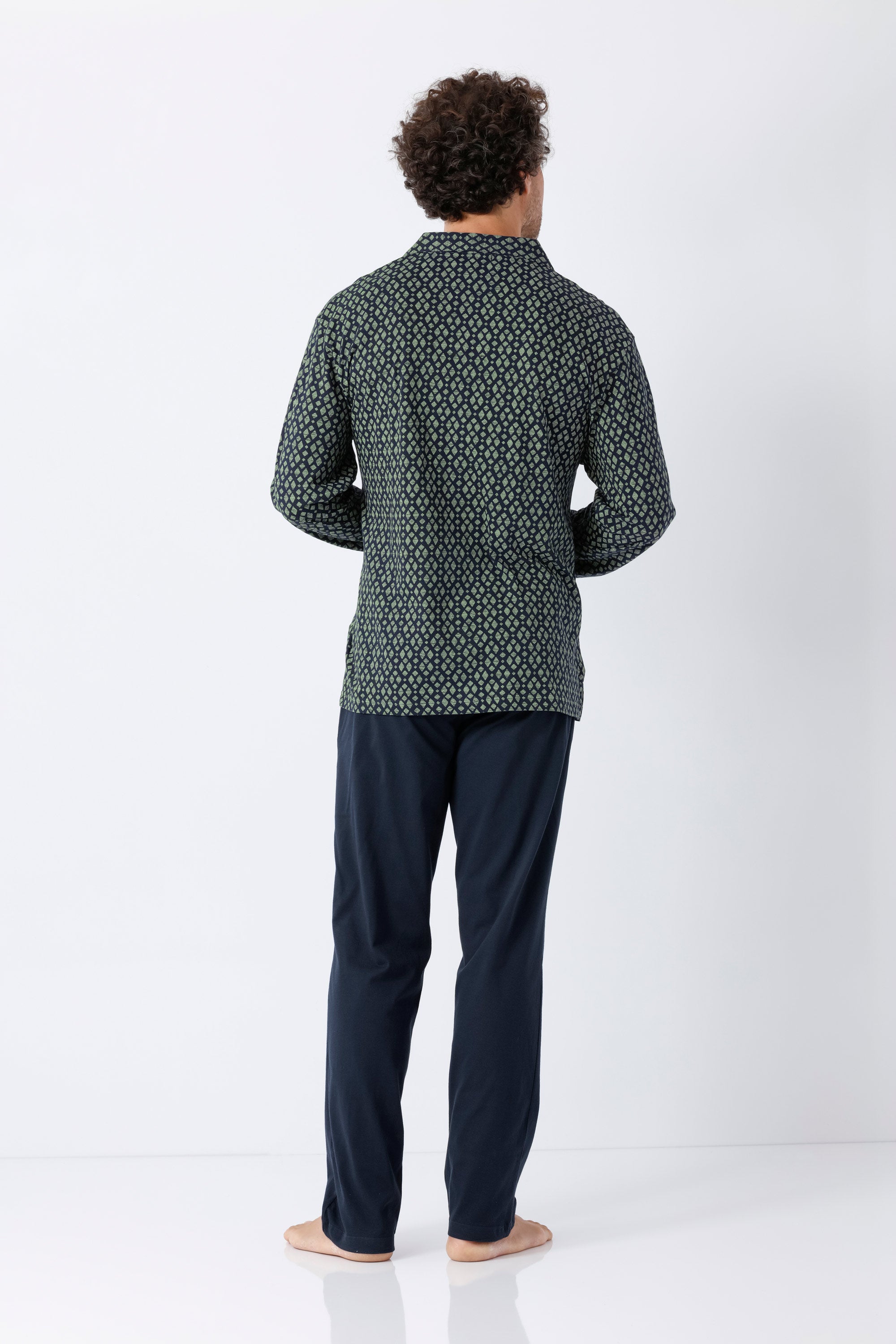 Dunkelgrünes herren schlafanzug pyjama langarmshirt aus premium baumwolle mit feinem geometrischem muster