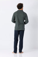 Dunkelgrünes herren schlafanzug pyjama langarmshirt aus premium baumwolle mit feinem geometrischem muster