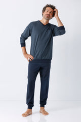 Herren schlafanzug mit bündchen premium cotton navyblau mit dezentem weißen geometrischem muster und einfarbiger hose