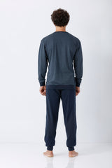 Navyblauer herren schlafanzug mit bündchen aus premium cotton mit weißem geometrischem muster und langen ärmeln