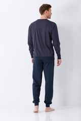 Herren schlafanzug mit bündchen aus premium cotton in dunkelblau mit weißem punktmuster und einfarbiger hose