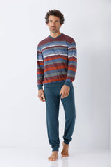 Herren schlafanzug mit bündchen premium cotton langärmeliges oberteil in gestreiften bordeaux, blau und graufarbenen horizontalen streifen mit v ausschnitt