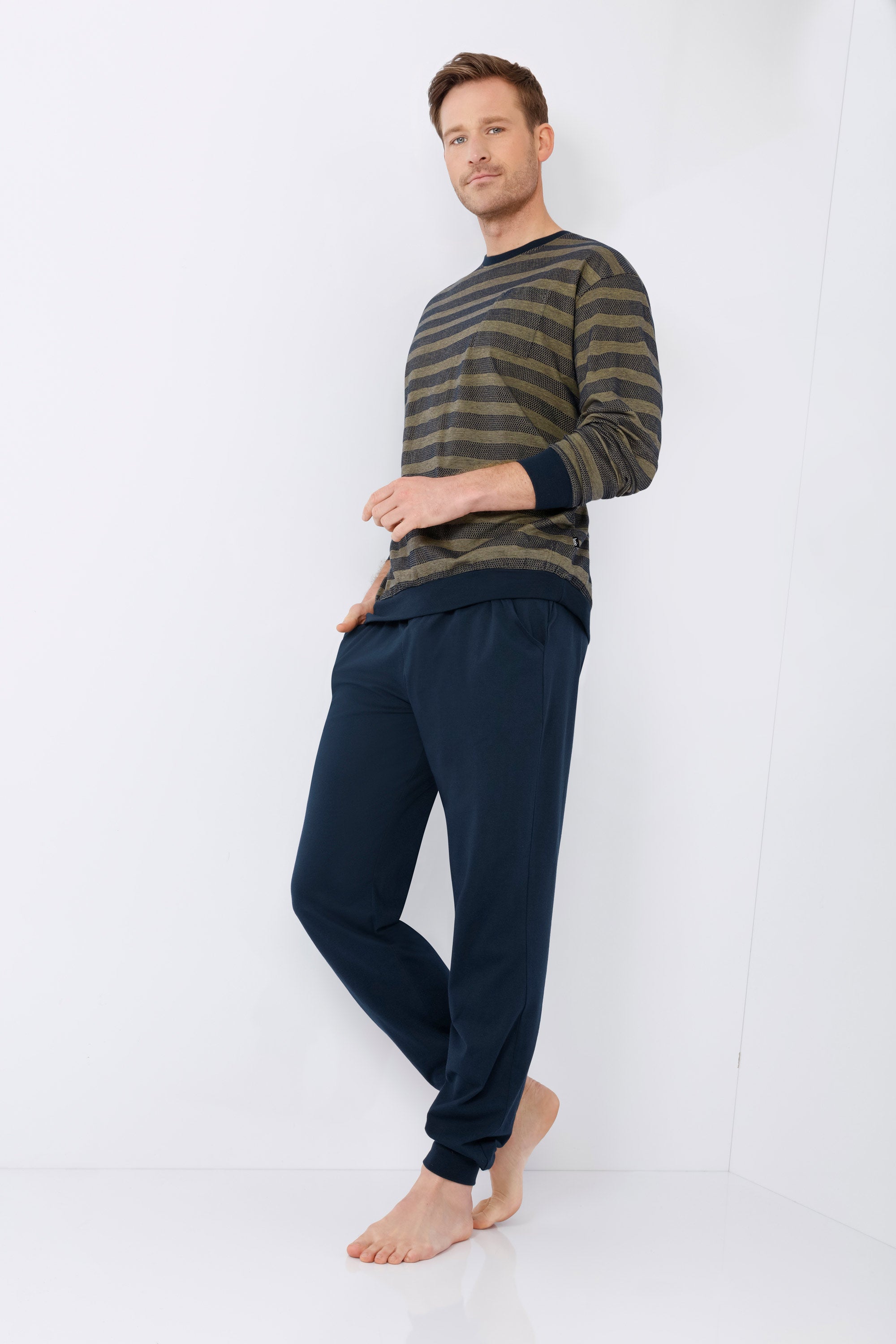 Herren schlafanzug mit bündchen klima-light® mit langärmligem oliv und dunkelgrün gestreiftem oberteil und marineblauen joggerhosen