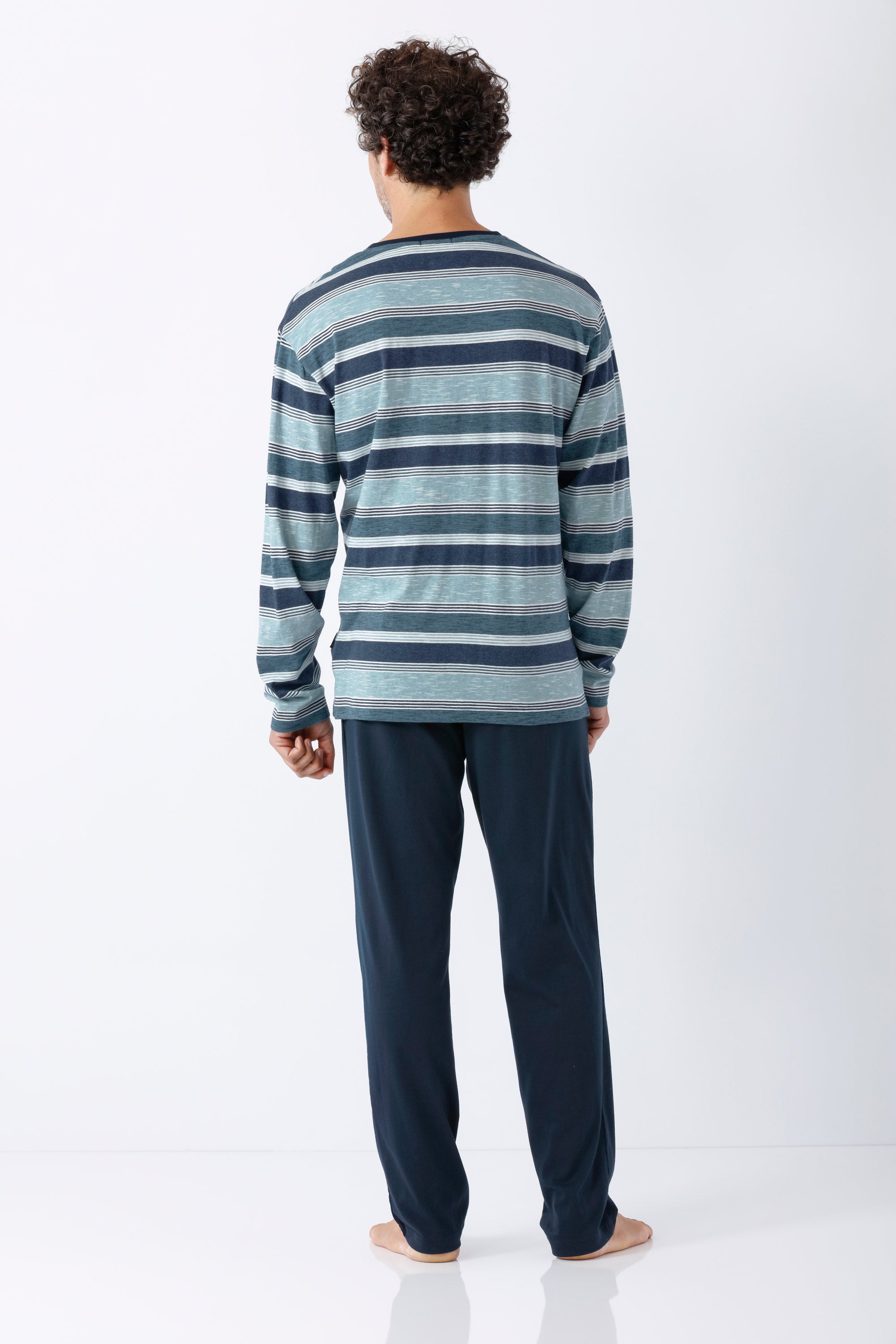 Ein herren schlafanzug premium cotton mit langärmligem pyjamaoberteil in marineblau, weiß und türkis gestreift