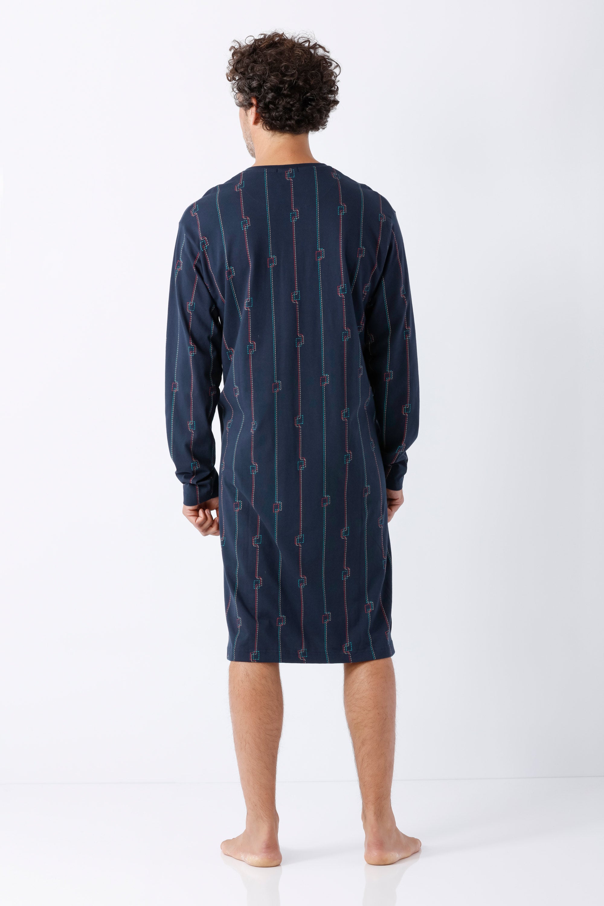 Dunkelblaues herren nachthemd 110 cm aus premium baumwolle mit langärmeln und dezenten roten und türkis geometrischen mustern