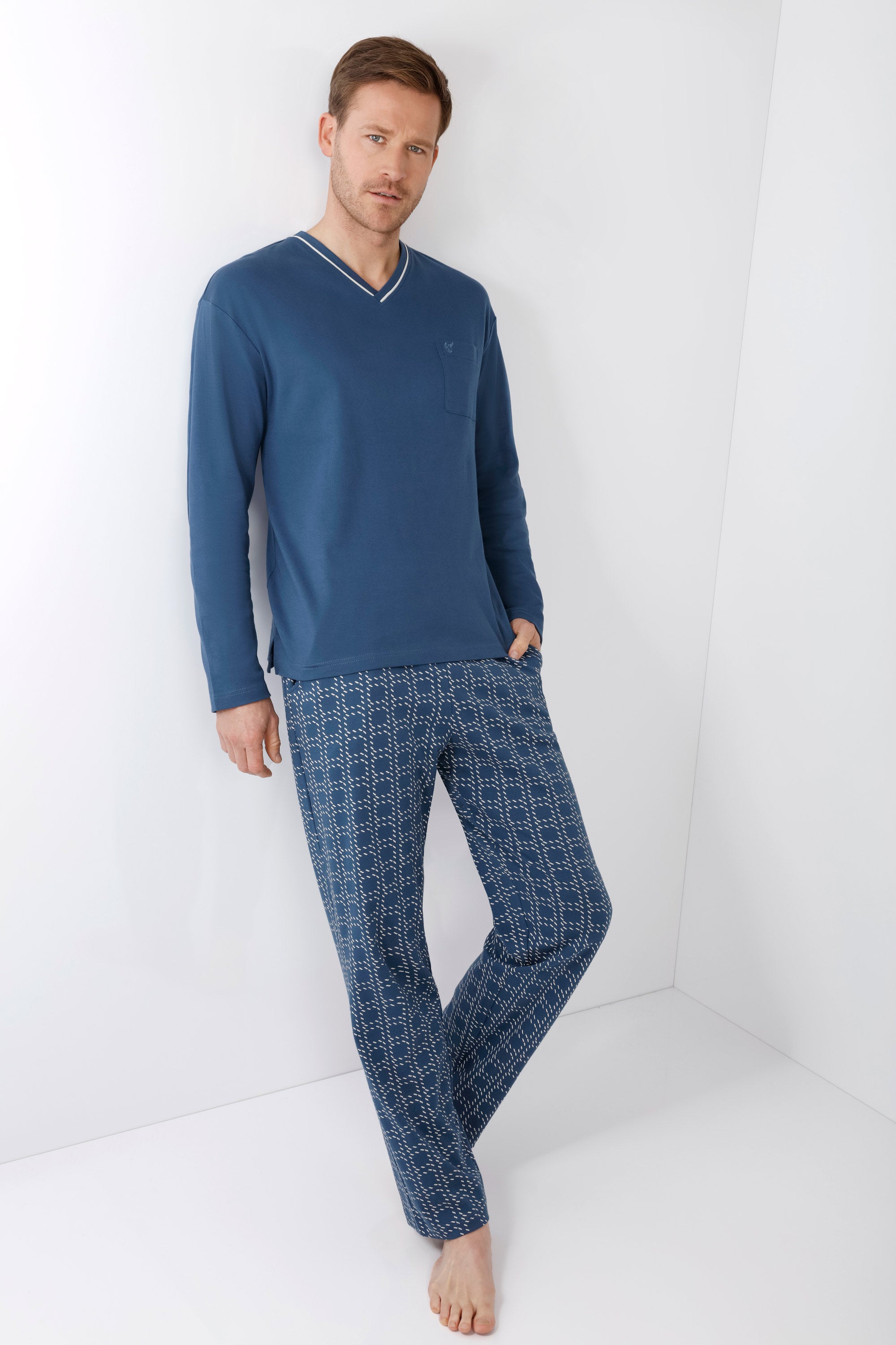 Herren schlafanzug premium blaues v-necks langarmoberteil aus baumwolle mit weißem rand und sticklogo