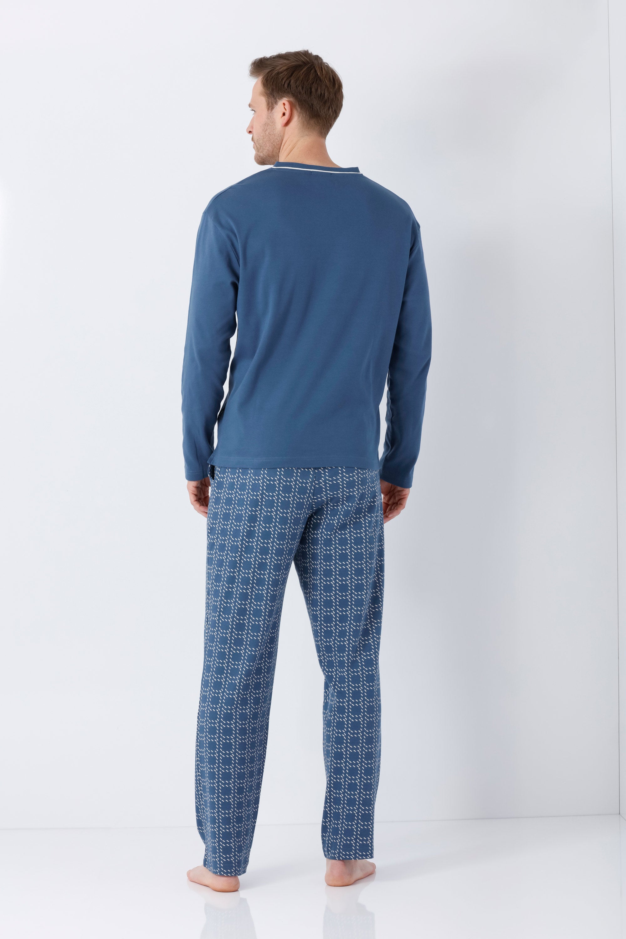 Herren schlafanzug premium cotton bestehend aus blauem langarmshirt mit weißer bordüre und gemusterten hosen