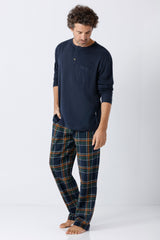 Herren schlafanzug premium cotton flanell mit navyblauem langarm henley oberteil und karierten hose in grün braun weiß
