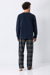 Herren schlafanzug premium cotton flanell mit marineblauem langarmshirt und karierter hose in marine braun weiß