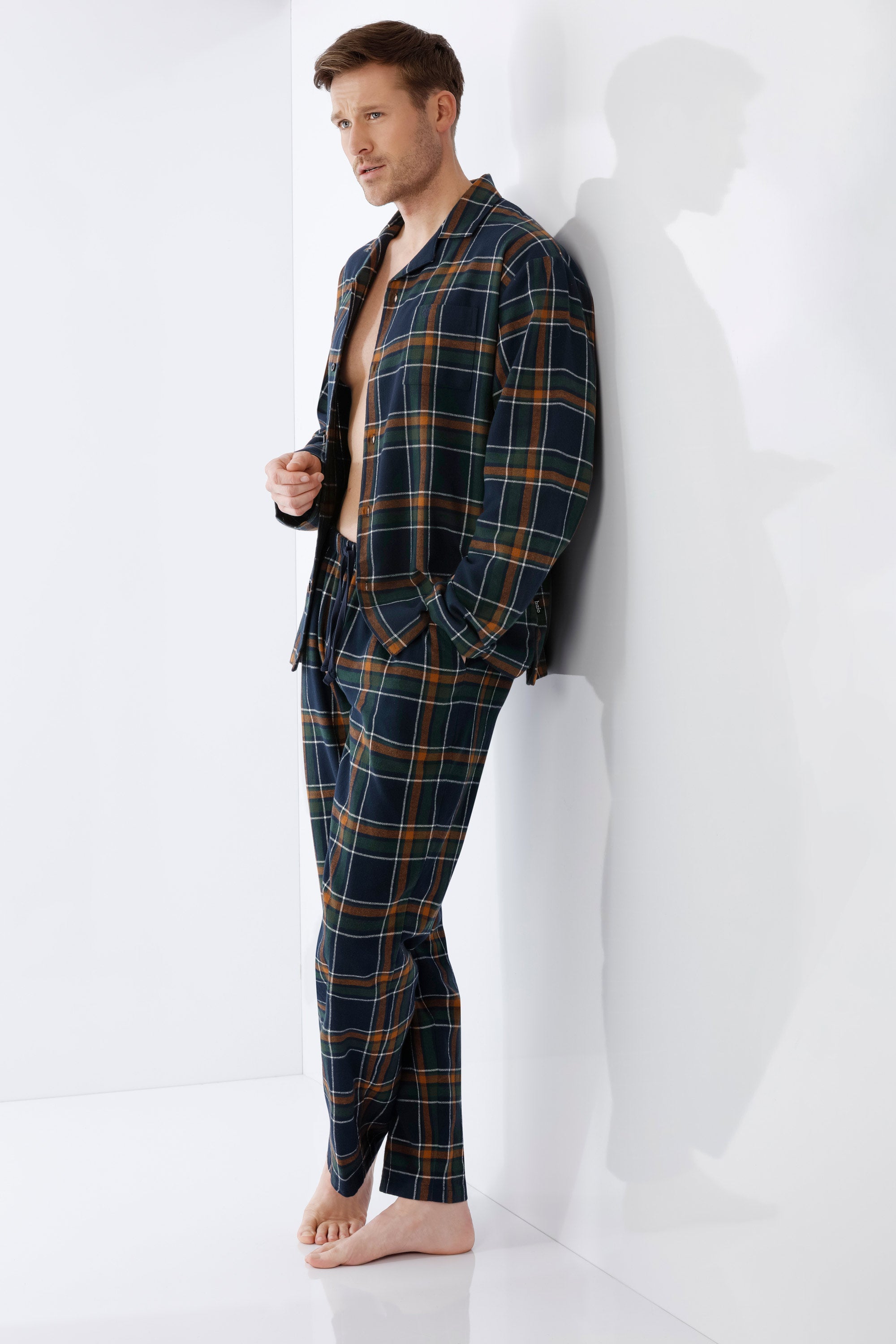 Mann schlafanzug pyjama premium cotton flanell navy blaue und braune karo button-up hemd und passende hose
