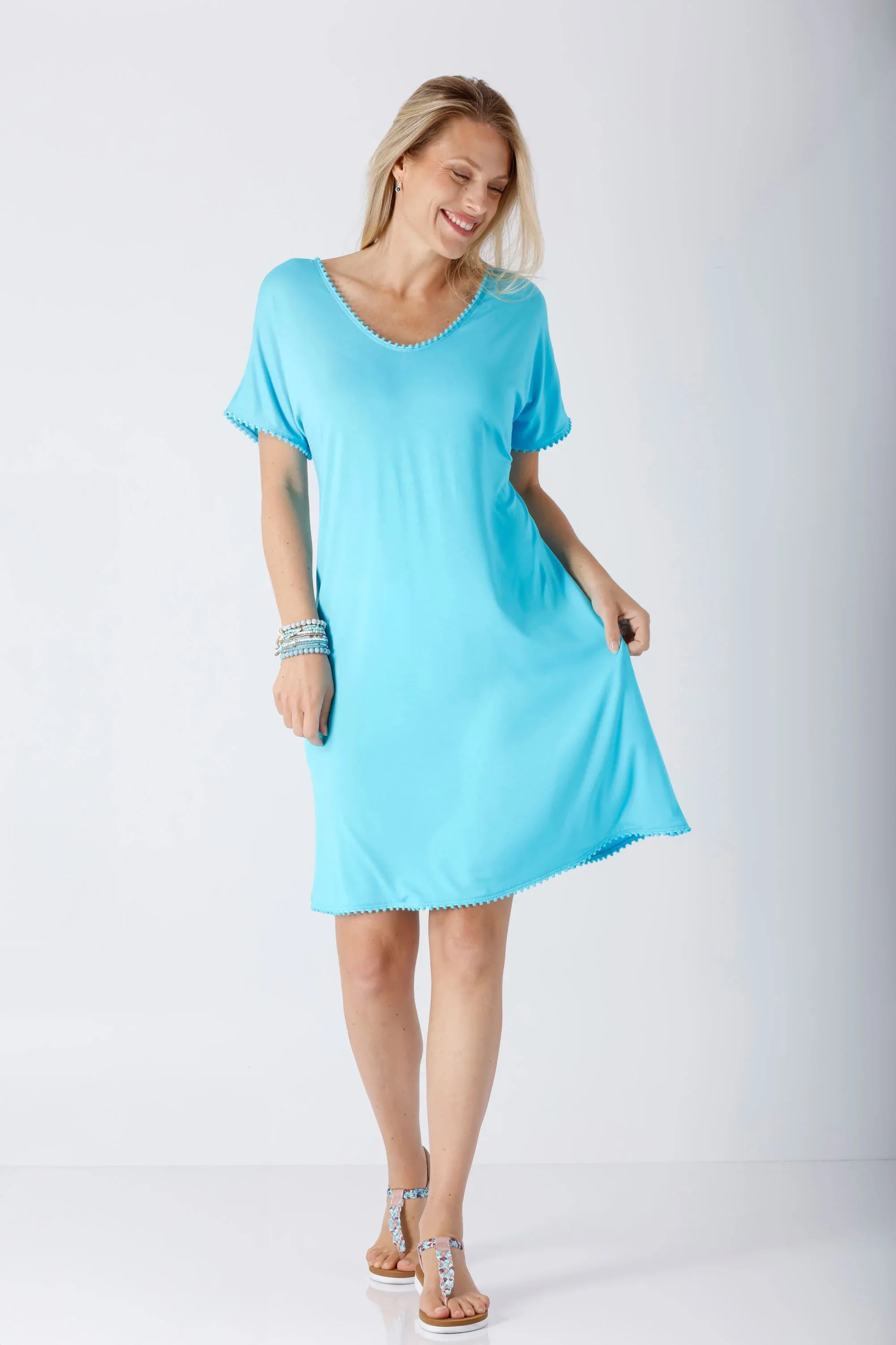 La vie en rose Tunika: hellblaues kurzärmeliges Kleid mit Wellensaum