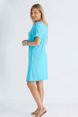 La vie en rose Tunika: hellblaues kurzärmeliges Kleid mit Wellensaum