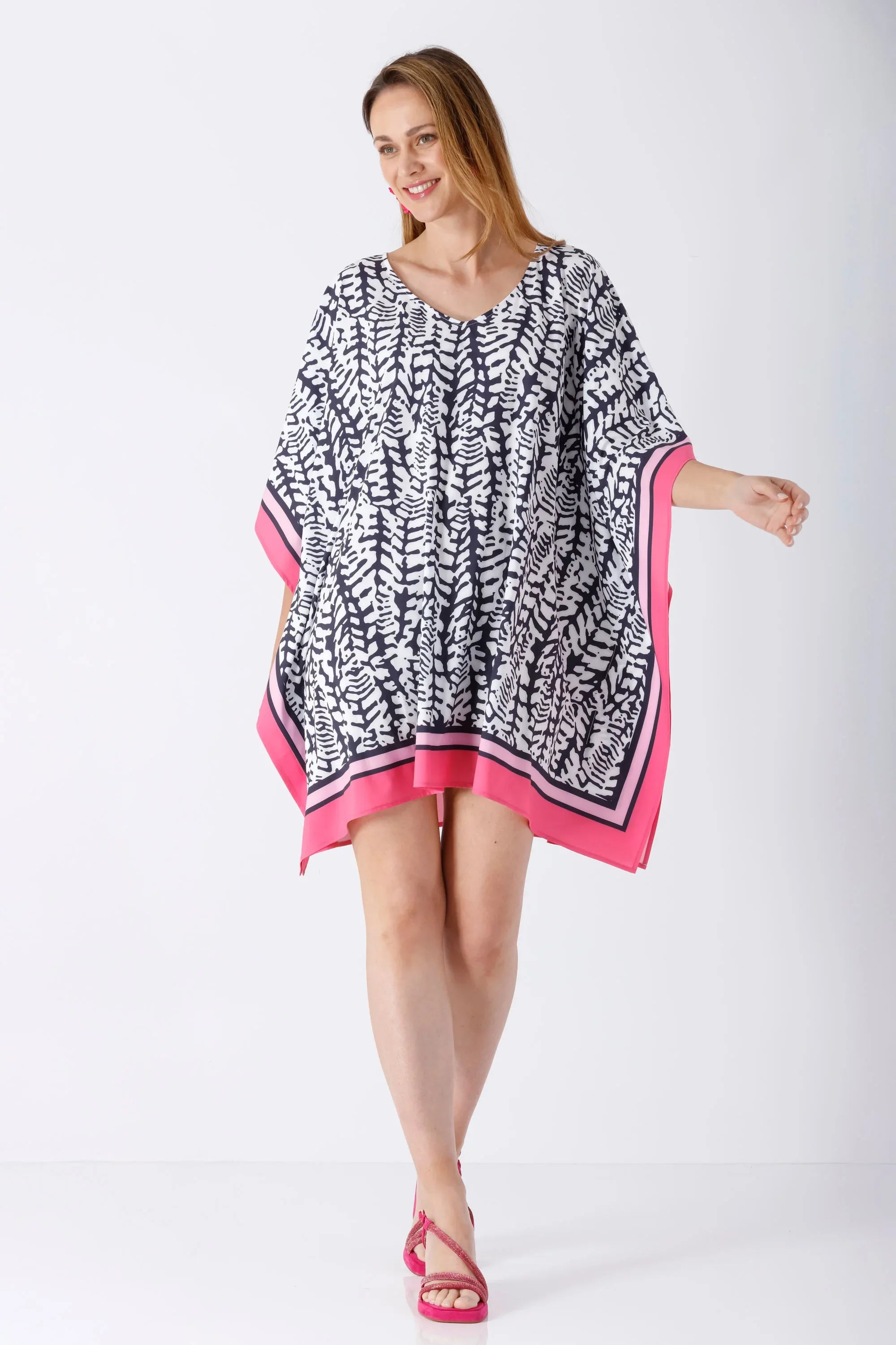 Damen La vie en rose Tunika in fließendem schwarz-weiß Blattmuster mit pinkem Saum