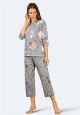 Graues Pyjama-Set für Damen mit Blumenmuster, Dreiviertel-Ärmeln und Capri-Hosen.