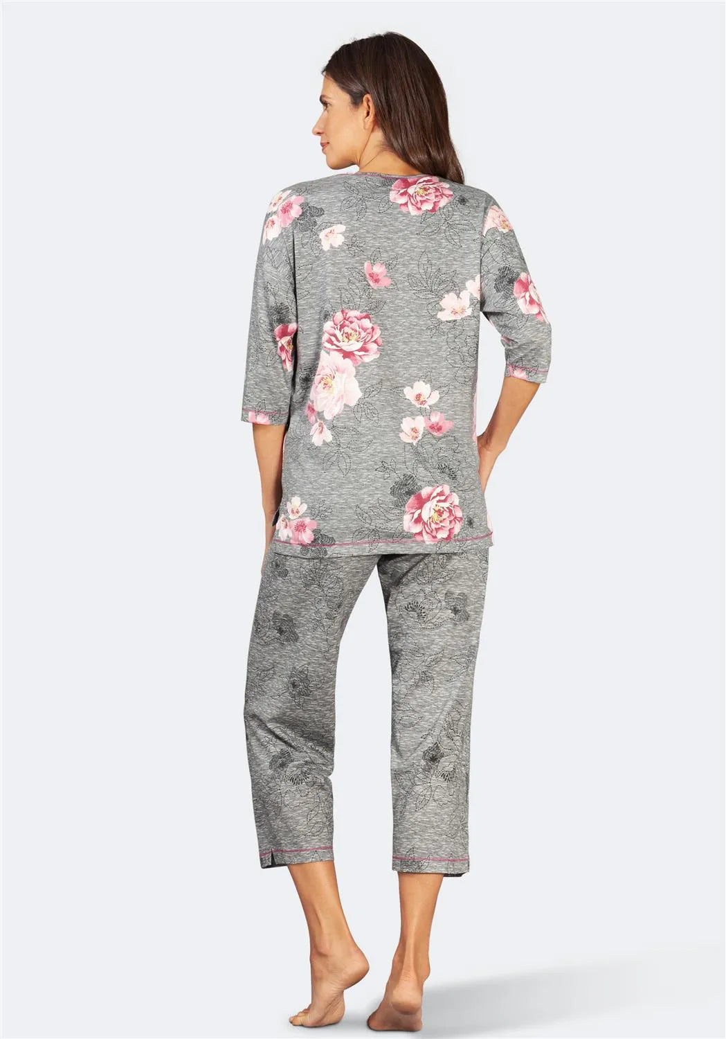 Graues Pyjama-Set mit Blumenmuster für Damen mit Dreiviertel-Ärmeln und verkürzter Hose.