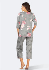 Graues Pyjama-Set mit Blumenmuster für Damen mit Dreiviertel-Ärmeln und verkürzter Hose.