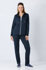 Navyblaue zip-up freizeitjacke mit silbernem reissverschluss und passende hose im nos damen premium komfort set