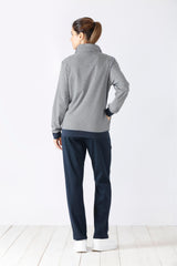 Gestreiftes langärmeliges Damen-Viertelreißverschluss-Top mit marineblauen Bündchen und Saum.