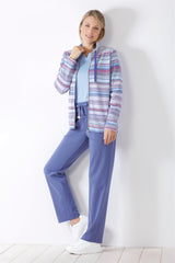 Gestreifte Jacke mit Reißverschluss und blaue Hose mit Kordelzug für Damen.