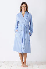 Hellblauer, langärmeliger Morgenmantel mit Schnürung und Taschen.