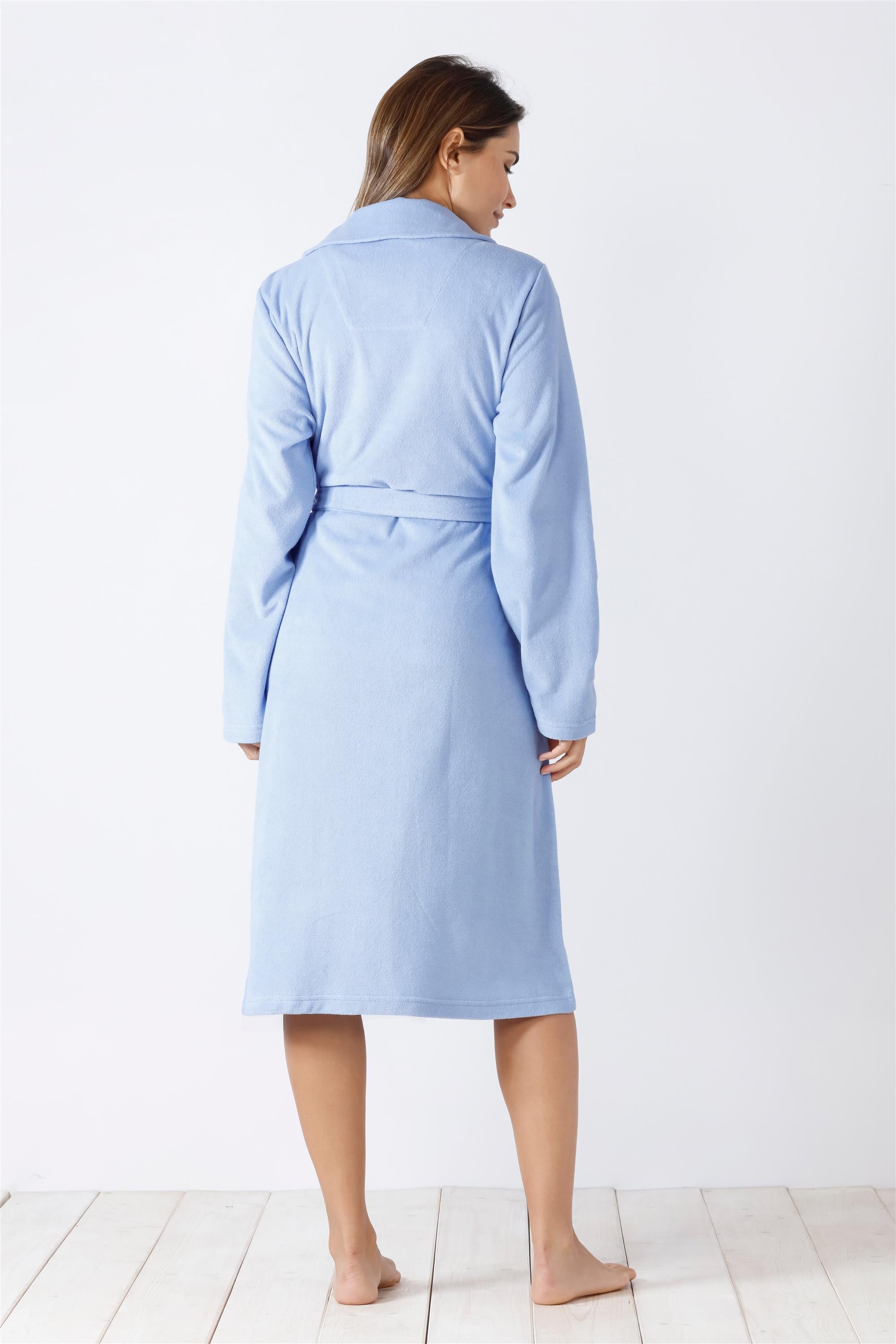 Hellblaues, mittellanges Gewand mit langen Ärmeln und Bindeband in der Taille.