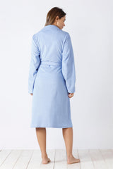 Hellblaues, mittellanges Gewand mit langen Ärmeln und Bindeband in der Taille.