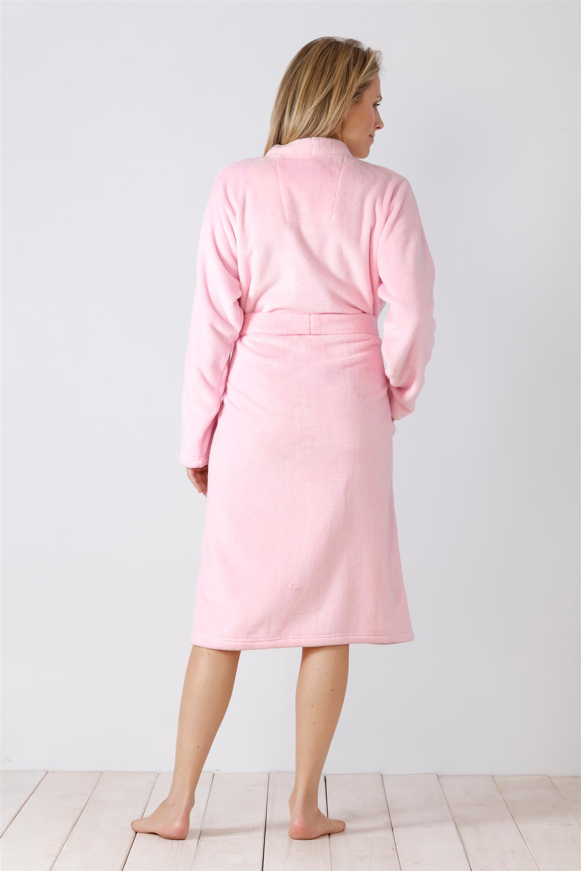 Weicher rosafarbener Frotteebademantel mit Schnürung in der Taille.