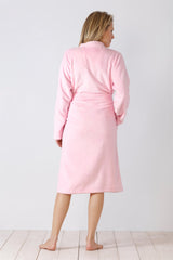 Weicher rosafarbener Frotteebademantel mit Schnürung in der Taille.