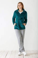 Blaugrüne Fleecejacke mit durchgehendem Reißverschluss, Stehkragen und zwei Vordertaschen.