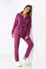 Magentafarbene Fleecejacke mit Reißverschluss und passender Jogginghose für Damen.