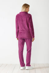 Plüschiges magentafarbenes Loungewear-Set.
