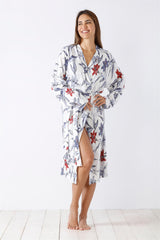 Weißes geblümtes Gewand mit roten und blauen Blumen.