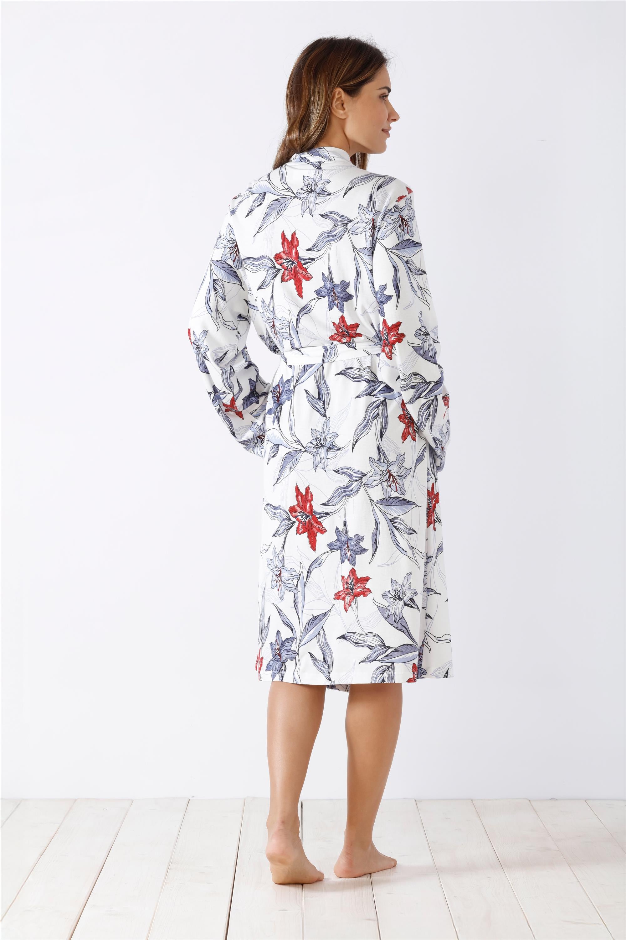 Weißes Gewand mit Blumendruck und roten und blauen Blumen.