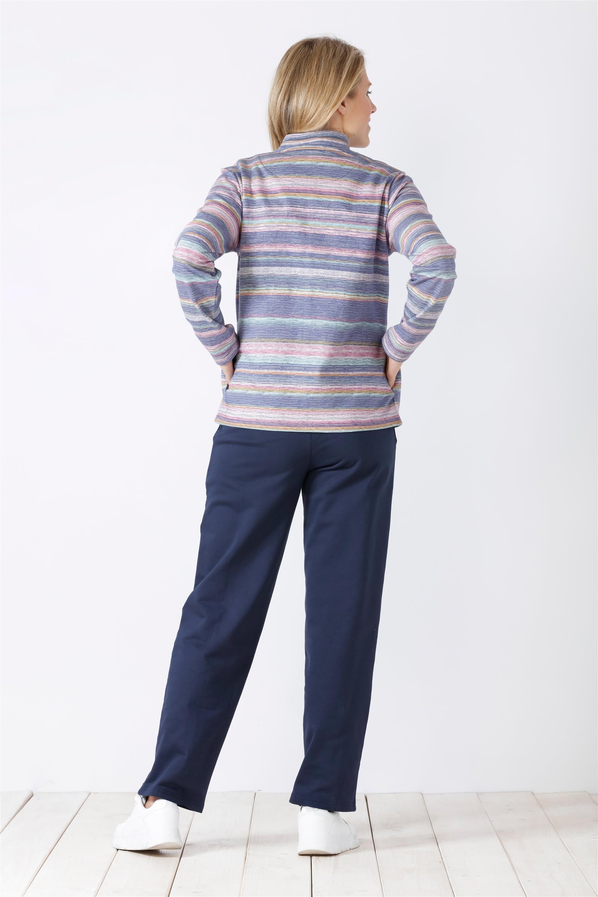 Gestreiftes langärmeliges Damenoberteil mit hohem Ausschnitt.