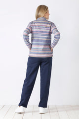 Gestreiftes langärmeliges Damenoberteil mit hohem Ausschnitt.