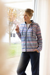 Damen-Kapuzenpulli mit Reißverschluss und bunten Querstreifen.