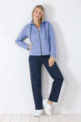 Hellblaue Jacke mit Reißverschluss für Damen.