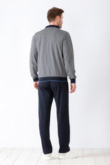 Gestreiftes Langarm-Poloshirt für Herren mit marineblauem Kragen, Manschetten und Saum, gepaart mit einer einfarbigen marineblauen Jogginghose.