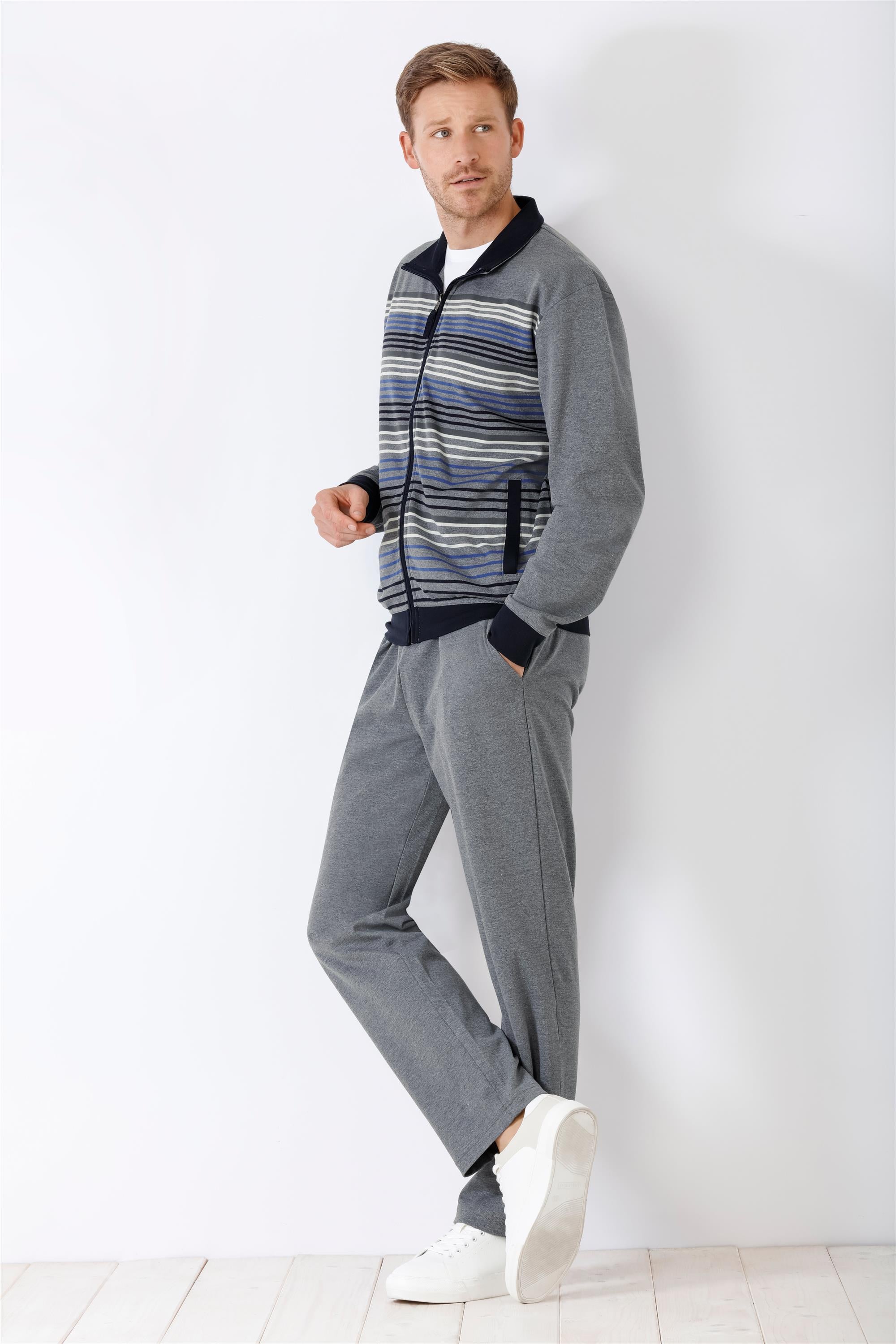 Grauer Trainingsanzug für Männer mit gestreiftem Oberteil mit Reißverschluss.