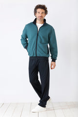 Tealfarbene Trainingsjacke mit durchgehendem Reißverschluss und schwarze Jogginghose für Männer.